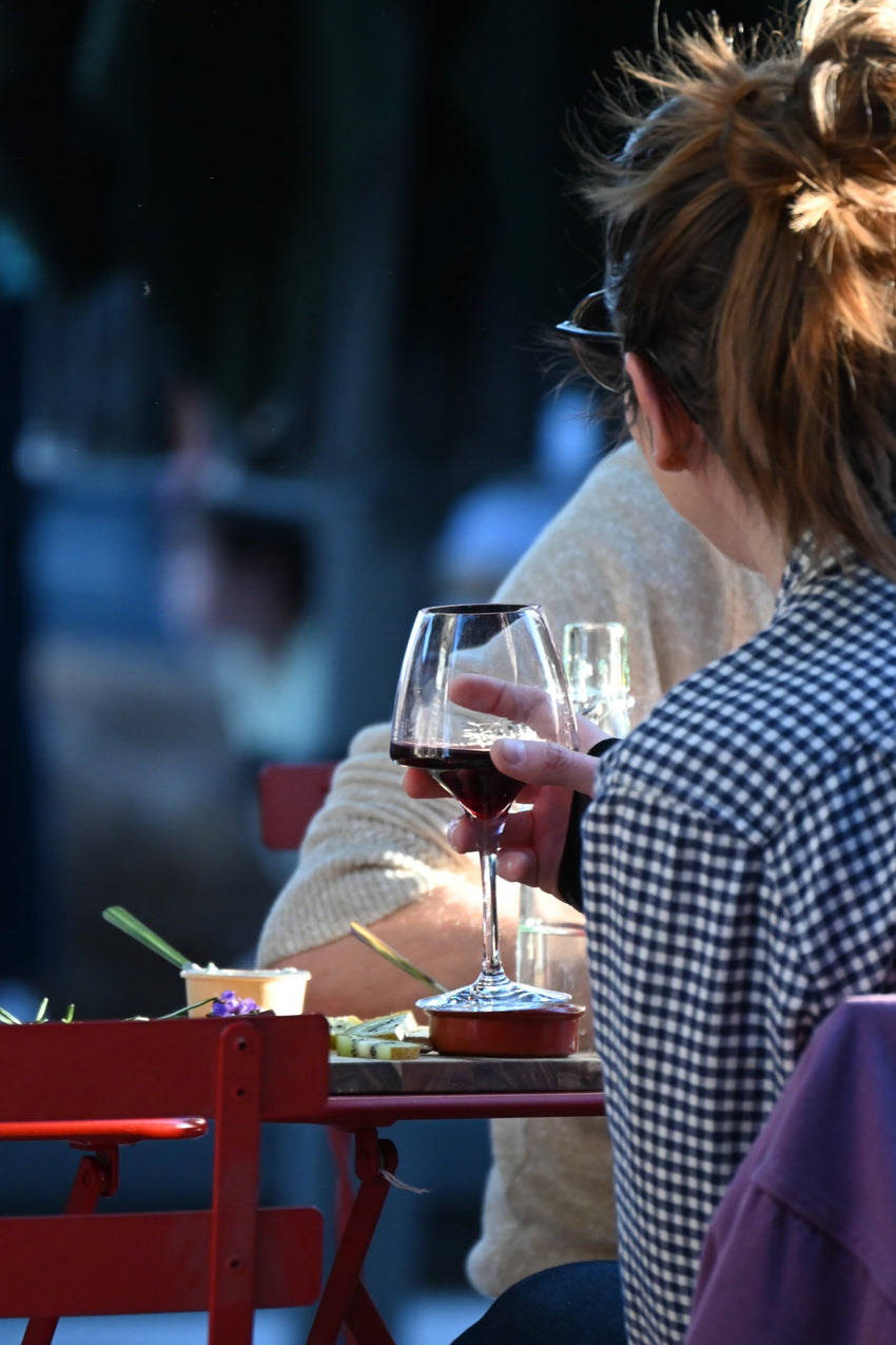 Ambiance conviviale sur la terrasse du bar à vin de la Cave des Beaux-Arts à Clermont-Ferrand