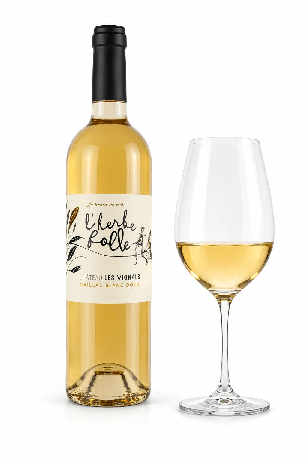 Bouteille de L'Herbe Folle Blanc Doux du Château Les Vignals accompagnée d'un verre de vin blanc moelleux sur fond blanc. Vin doux de Gaillac idéal pour le foie gras, les desserts et les fromages à pâte persillée.