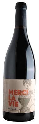 Bouteille de Merci la Vie du Domaine de l'Oubliée, Bourgueil rouge bio 100 % Cabernet Franc accompagnée d'un verre de vin rouge. 🍷