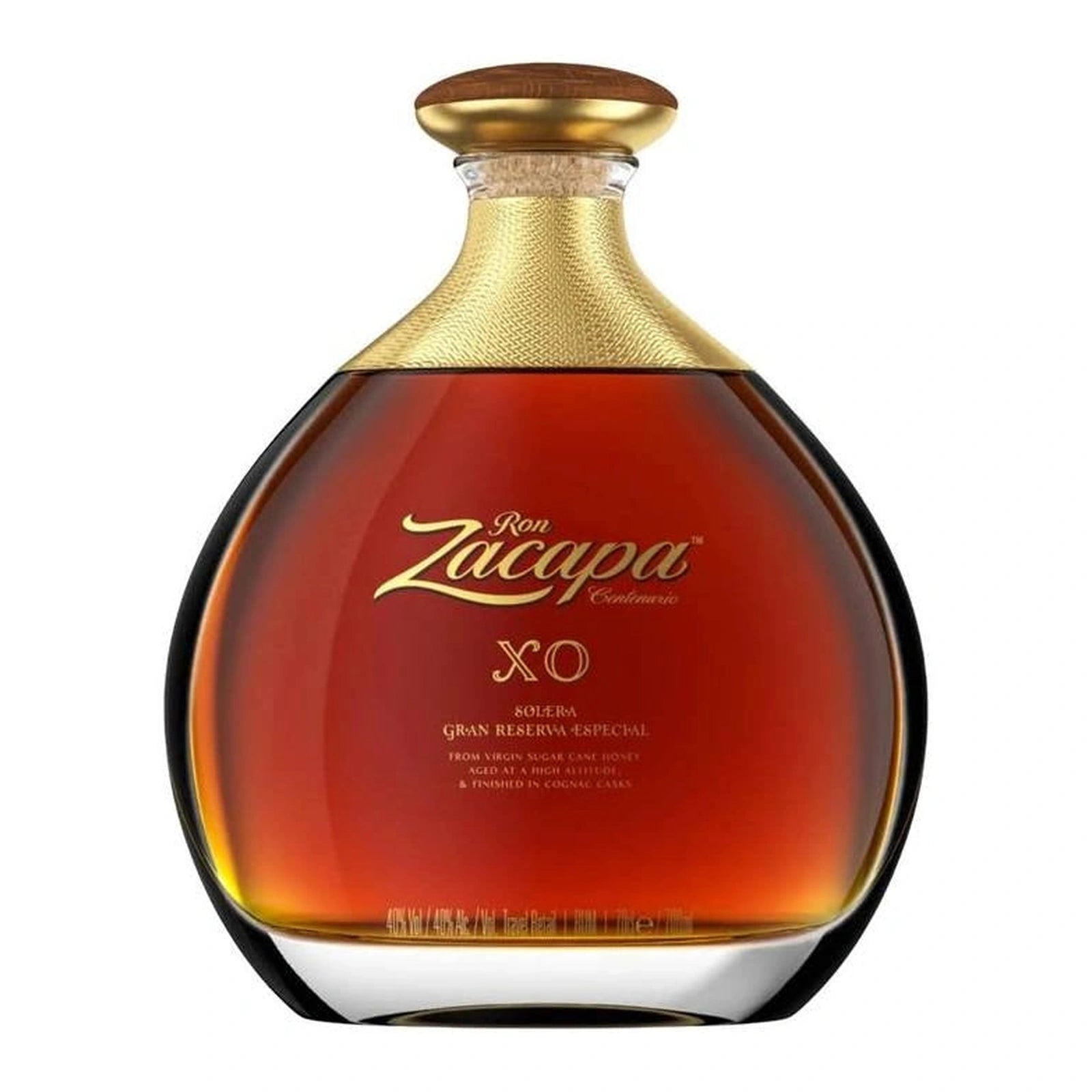 Bouteille de rhum Zacapa Centenario XO du Guatemala avec son bouchon doré, sur fond blanc.